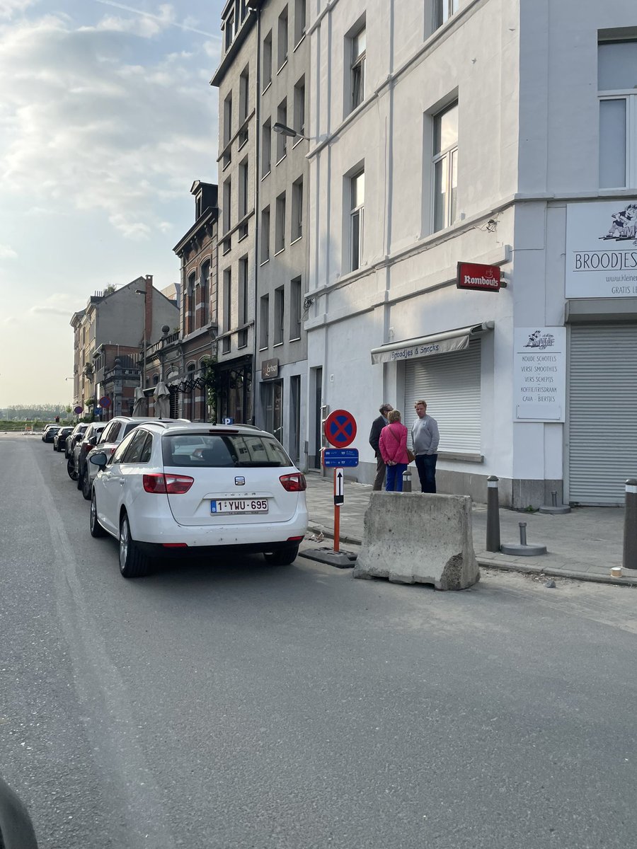ElDeckx's tweet photo. @Koen_Kennis wat is er gaande met de parkeermogelijkheden aan de Scheldestraat en omstreken? Mensen worden weggetakeld en beboet en er gebeurt niets. “Tot Einde Werken” - al anderhalve week niet gebeurd, enkel boetes en takelen. We kunnen nergens naartoe! https://t.co/8qNhrjpUfh