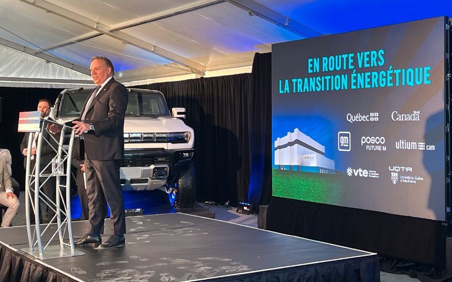 AShields_Devoir's tweet photo. Québec et Ottawa octroient 300 millions $ pour l’usine de matériaux de batterie GM à Bécancour: https://t.co/6hrrDbeQ4E
NB: C'est un Hummer électrique qu'on voit ici dans le décor de la conférence de presse sur le projet de «Vallée de la transition énergétique»: https://t.co/z3vjEZ11iY