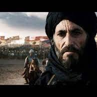 AydinDere's tweet photo. 1- Selahaddin Eyyubî Hayatını Anlatıyor
Roni Aydın Dere
İskenderiye Kütüphanesinde bulunan Selahattin Eyyubi’nin el yazması günlüğü, Fransız kadın yazar Genevieve Chauvel tarafından romanlaştırılmış.

“Bunları yazmaya başlamadan önce kendimi tanıtayım.” – Selahaddin Eyyubi

Önce, ben Kürdüm. Ramadi aşiretindenim. Bu aşiret, Kürdlerin en eski ve asil aşiretlerinden biridir. Aşiretin yerleşik yeri, Batı Azerbeycandır. Dedem Şadinin babası Mervandan önceki soyumuz üzerine fazla bilgim yoktur. Bizim beşiğimiz sayılan Dovin, 10. yüzyılda Küçük Ermenistan’ın başkenti idi. Buraya İç Ermenistan da diyorlardı. Amcam Şêrkoh ve babam Eyub Dovin’de dünyaya geldiler. 1128’de Dovin Türkmenlerin saldırısına uğradığında, dedem Şadi iki oğlunu ve karısını yanına alarak, canlarını Türkmenlerin acımasız katliamından zor kurtarmışlardır. Türkmenler acımasız bir katliam, büyük bir tahrip ve vicdansızca bir talanla Dovin’i yerle bir etmişler. Bununla birlikte, bizimkiler de bütün varlıklarını Türkmenlere kaptırmışlar, sadece canlarını kurtarabilmişlerdir. Bu katliamdan kurtulan dedem Şadi, Bağdad’ı hedef alarak güneye doğru kaçmaya devam ediyor. Bağdat, o sıralar halifeliğin merkezi ve Selçuklu hanedanlarından Melik şah’ın oğlu Sultan Muhammed tarafından yönetiliyordu. Dedemin eski dostu Behruz da burada vezirdi. Bu Behruz, daha önce Dovin’de bir esirdi. Dedem bunu buradaki esaretten kurtararak, İsfahan’daki Selçuklu sarayında prenslere öğretmen olmasını sağlamıştı. Sultan Muhammed Bağdad’a yönetici olunca, hocası Behruz’u da buraya vezir yapmıştı.”

“Bağdat’a vardıklarında dedem Şadi, eski dostu ve Bağdat Veziri Behruz’u görebileceğini ve ondan yardım alabileceğini düşünüyordu. Aile Bağdat’a vardığında doğruca saraya gittiler. Vezir Behruz, dostu Şadi’yi çok iyi karşıladı. Hal hatırdan sonra Şadi olanları Behruz’a anlatıyor. O da büyük bir dikkatle dostu Şadi’yi dinledikten sonra, ‘Şadi’ diyor ‘Allah seni bana gönderdi. Pek yakında Tikrit’i aldık. Orada yöneticimiz yoktur. Seni Tikrit’e yönetici olarak atıyorum ve bundan sonra senin unvanın ‘Dizdar’ olacak. En kısa sürede Tikrit’e gideceksin, görevine başlayacaksın.’”

“Tikrit’e geldikten kısa bir süre sonra dedem Şadi öldü. Mezarı Tikrit’tedir. Yerine büyük oğlu babam Eyub geçti. Babama da ‘Necmeddin’ unvanı verildi. Babam, Iraklı bir aşiret reisinin kızı el-Harimi ile evlendi. Bu evlilikten ağabeyim Şahin Şah ve Turan Şah, sonra üçüncü oğul olarak, 1137’de ben dünyaya geldim. Ama tanrı, beni çok ilginç bir şekilde dünyaya gönderdi. Amcam Şêrkoh, vezirin çok sevdiği hukukçu bir gence kızıp ölümle cezalandırınca, vezir de babamın bütün yetkilerini elinden alıyor ve ‘şafak atmadan Tikrit’i terk et, yoksa daha çok kelle uçacak’ diyor. Bunun üzerine bütün aile, hemen yol hazırlıklarına başlıyor. Tam bu sırada, ben annemi sıkıştırıyorum ve kadınlar bölümünde annemin sancıları tutuyor. Şafak atmadan beni bir kundağa beliyor, bir hizmetçinin kucağına tutuşturuyorlar, kervan Musul’a doğru yola koyuluyor. Ancak ikinci günü akşam, kervanın konakladığı yerde benim doğumumu kutluyorlar. Babamın anlattığına göre; çok cılız ve çelimsiz bir çocuk olduğum için, öleceğimi düşünerek, istemeyerek bana Yusuf adını veriyor, ikinci adımı da Selahattin koyuyor. Daha sonraları Selahattin benim birinci adım oldu.”

“Babam Eyub Tikrit’ten sürüldükten sonra, hedefi Musul olarak seçiyor ve yoluna devam ediyor. Çünkü Musul’un yöneticisi Zengi babamın çok iyi bir dostu idi. Ben doğmadan önce 1132’de, Tikrit yakınlarında, Zengi Selçuklulara yeniliyor ve kaçıp babama sığınıyor. Babam da, Zengi ve adamlarının canını kurtarıyor ve Musul’a yeniden dönmesine yardımcı oluyor. Aile Musul’a vardığında Zengi, dostu Eyüb’e vefa borcunu fazlasıyla ödemeye çalışıyor. Bize Dicle’nin kenarında büyük bir bahçenin içerisinde, taştan ve çamurdan yapılmış çok büyük iki katlı bir ev verdiler. Musul’un çevresi uçsuz bucaksız okaliptüs ormanlarıyla kaplıydı. Bahçemiz portakal, limon ve diğer bütün meyve ağaçlarıyla doluydu. Annem son derce becerikli ve zevkli bir kadındı. Bin bir çiçekle dolu olan bahçemizi daha da zenginleştirerek gerçek bir cennete çevirdi. Zengi’nin düşmanları da çoktu. İran Selçukluları, Şamdaki Nusayriler, Diyarbakırlı ve Erbilli Kürdler ve batıdan gelen Frenkler. Biz Musul’a varır varmaz, babam ve amcam da Zengi’nin ordusuna katılarak Frenkleri denize dökmeye gittiler. Annem üç oğluyla yalnız kaldı. Benim çelimsizliğime çok üzülen annem, bütün zamanını bana ayırıyor, beni ipek kundaklara beleyerek büyütüyordu. Zengi, Şam ve çevresinde stratejik önemi olan bir çok kaleyi alıyor, bunların en önemlisi olan Baalbek’e babamı komutan olarak atıyor. Babam buraya yerleşir yerleşmez, bizi Musul’dan almak üzere adamlarını gönderiyor. Ben artık büyümüştüm ama babamı hiç görmemiştim ve sesini hiç duymamıştım. Sadece beni ipekli ve kokulu kundaklara beleyen ve güzel sesiyle ninniler söyleyen annemin sesini duymuştum. Baalbek’e vardığımızda, altın takılarla bezenmiş ipek kalpaklı resmi elbiseler içerisinde bizi karşılamaya gelen babamı görünce, korkudan ağladım ve annemin arkasına saklandım. Ayrıca bu heybetli adamın, annemin gözlerine bakarak ağladığını gördüm. Annem de bu heybetli adamı teselli etmeye çalışıyordu. Büyüdükten sonra öğrendim ki, babam bizden ayrı kaldığı üç yıl içerisinde başka bir kadınla evlenmiş, annemin de bundan haberi yokmuş.”

“Ben çok güzel bir şehir olan Helipolis’te büyüdüm. Babam buraya bir cami ve sofiler için de bir manastır yaptırdı. Babamı resmi elbiselerinin dışında ve geleneksel Kürd kıyafetlerinin içinde görebilmek için, hep ikindiyi beklemek mecburiyetindeydim.”

“Amcam Şêrkoh, ağabeylerime savaş oyunlarını öğretmeye başladığında, ben çelimsiz halimle onları kıskanırdım. Bu arada okula başladım. Hocalarım sufilerden oluşuyordu. Okumayı öğrendikten sonra, en çok okuduğum sufilerden Gazali beni etkilemiştir. Bize bu güzel yaşamı sağlayan Zengi 14 Eylül 1146’da öldürüldü. Kısa bir süre sonra Şam’ın büyük ordusu kapımıza dayandı. Amcam Şêrkoh’un girişimleri sonucu çok sayıda Kürd aşireti bizi destekledi. Taraflar büyük kayıplar verdiler. Babama pazarlık yapmaktan başka çare kalmamıştı. Böylece Baalbek eski sahiplerine verildi. Buna karşılık Şam’da bir ev ve arazi aldı, böylece Şam’a taşındık. Amcam Şêrkoh gizlice Zengi’nin adamlarıyla buluşur, Halep yöneticisi Nurettin’e katılır. Burada Frenklere karşı başarılı savaşlar yaparlar. Bu da Şam komutanını korkutmaya başladı. Şam’da hocalarım artık Sufiler değildi. Burada matematik, tarih ve coğrafya derslerini sevmeye başladım. Hocam Abu Taman, Kürd dili, tarihi ve geleneklerini bana öğreterek, benim bütün hayatımı değiştirdi ve hayatım boyunca onun etkisinden kurtulamadım.”

“24 Temmuz 1148’de sabahı Frenk ve Alman birleşik ordusu Şam’ı kuşattı. Bunlar daha önce Kudüs’ü almışlardı, sıra Şam’a gelmişti. Çok kanlı çatışmalar oldu. Frenkler, Arapların da bizi desteklemeye geldiklerini duyunca, savaşmayı bırakıp kaçmaya başladılar. Savaşı kazandık ama çok sayıda ölü verdik. Bu savaşta büyük abim Şahin Şah da hayatını kaybetti. İki küçük oğlu öksüz ve karısı dul kaldı. Babam çok üzgündü. İlk defa bana yaklaşarak başımı okşadı, ‘Artık sen benim ikinci oğlumsun’ dedi ve ben çok mutlu olmuştum. Savaştan kısa bir süre sonra vezir öldü. Sultan da babamı komutan olarak atadı. Muhtemel Arap saldırılarına karşı tedbir alıyordu. Artık babam benim atlara binmeme ve savaş oyunlarını öğrenmeme izin vermişti. Ama şunu unutmamam gerekiyordu: ‘Ben bir Kürdüm ve Başkomutanın oğluyum.’ Artık ince bedenim ata binmeme çok uygundu. Bu da beni sevindiriyordu. Halep Komutanı Nurettin, komutanı Şêrkoh’u babama gönderiyor, güçleri birleştirmek istediğini söylüyor. Babam da bunu kabul ediyor. Böylece de Şam Valisi oldu. Ben o zaman 16 yaşındaydım. Sultan, bütün toplantılarında beni yanından ayırmıyordu. Kendisi entelektüelleri, filozofları, düşünürleri, şairleri ve din adamlarını çok severdi. Bunlara sık sık davetler verir, sohbetlerini dinlerdi. Bu davetlere ben de katılırdım. Bazen ava çıkardık; panterleri, geyik kovalayan çıtaları ve aslanları seyrederdik. Mart 1164’te Sultan Nurettin, Generali Şêrkoh’a Kahire Seferi için emir verdi. Amcam Şêrkoh beni yanına çağırarak; ‘Yusuf, sen de benimle geliyorsun’ dedi. Ben o zaman 27 yaşındaydım. 1 Nisan 1164’te Sudan Kapısından Şamdan çıktık. General Şêrkoh, on binlerce Kürd süvariden oluşan ordusuyla gurur duyuyordu. Mayısın başı 1164’te zaferle Şam’a geri döndük. Bu savaşta gösterdiğim başarı, sevk ve idaredeki becerim nedeniyle, Sultan Nurettin beni ‘Şina’ ilan etti. Böylece 27 yaşımda, koca Şam’ın Emniyet Müdürü olmuştum.”

“Ocak 1167’de tekrar Kahire’ye sefere çıktık. Bu sefer General Şêrkoh’un yanında komutan olarak. Ağustos 1167’de Şam’a geri döndük. Buradan da Halep’e Sultan Nurettin’in yanına gittik. Burada zamanımı kuş, çita, panter ve aslan avlamakla geçiriyordum. Halep ovası ve dağları bu hayvanlarla doluydu. Bu arada annem bütün tanıdıkları seferber etmiş, beni evlendirmek için kız arıyordu. Benim için o kadar çok seçenek vardı ki; mavi gözlü Kürd kızları, yeşil gözlü Suriye (Nusayrili) kızları ve siyah gözlü Arap kızları. Ben de sonunda, asil ve mavi gözlü bir Kürd kızını tercih ettim. Çünkü evimize en uygun olanı o idi. Şemsê ile nişanlandık. Aralık 1168’de Frenkler, Kahire’de yaptığımız anlaşmayı bozmuşlar ve Kahire’yi yeniden işgal etmişlerdi. Sultan beni çağırdı; ‘Acele Şêrkoh’u bul’ dedi. Ben Şêrkoh’u bulduğumda; ‘6000 Kürd süvariyi çoktan hazırladım bile’ dedi. 2000 süvari de Halep’te hazırdı. Bunların arasında Türkmenler de vardı. Amcam çok istemesine rağmen, bu sefere katılmak istemiyordum. Ama yine de katıldım.”

Devamı aşağıda....