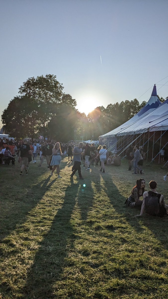 Considering the absolute pile-on online atm - I think it's worth pointing out @Simon_C_Moore and I had a brilliant day at <a href="/SlamDunkMusic/">Slam Dunk Festival</a> South. Train in, breezy train home post-<a href="/ENTERSHIKARI/">ENTER SHIKARI</a>, great weather, amazing bands, easy access bars, food queues the only minor gripe👌☀️💥🎙️