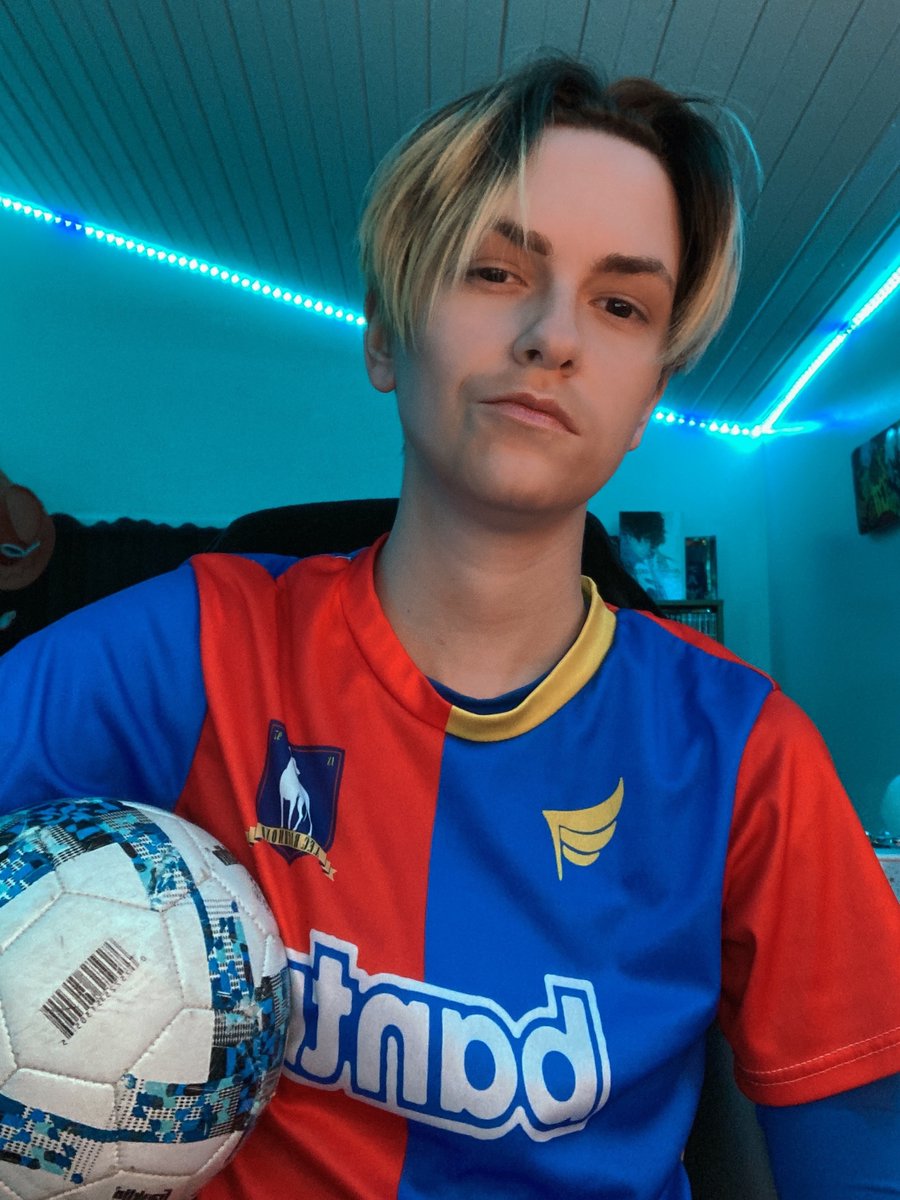 ZephyrusCos's tweet photo. Preparing for heartache and hoping for happy endings on the finale episode of #TedLasso 🤞Some #JamieTartt #cosplay as a send off, cheers lads https://t.co/HpwRoiKwqq