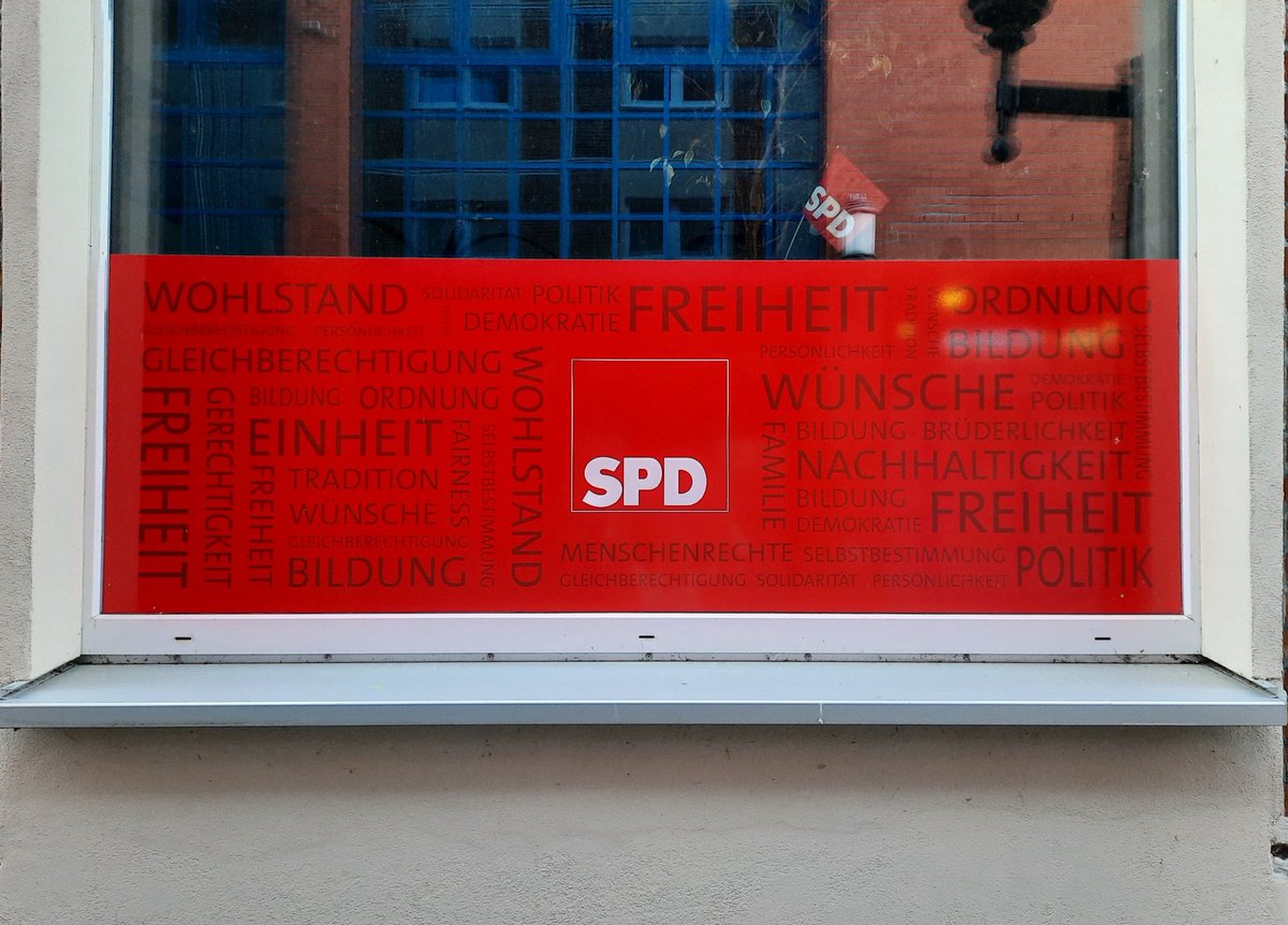 C_M_Kaiser's tweet photo. Abendliche Runde durch die alte Hansestadt #Greifswald am Rande der Tagung des #VndS . . . und was entdecke ich? #SPD #NäherDran #SozialePolitikFürDich 🌹 https://t.co/85y1tMIzZf