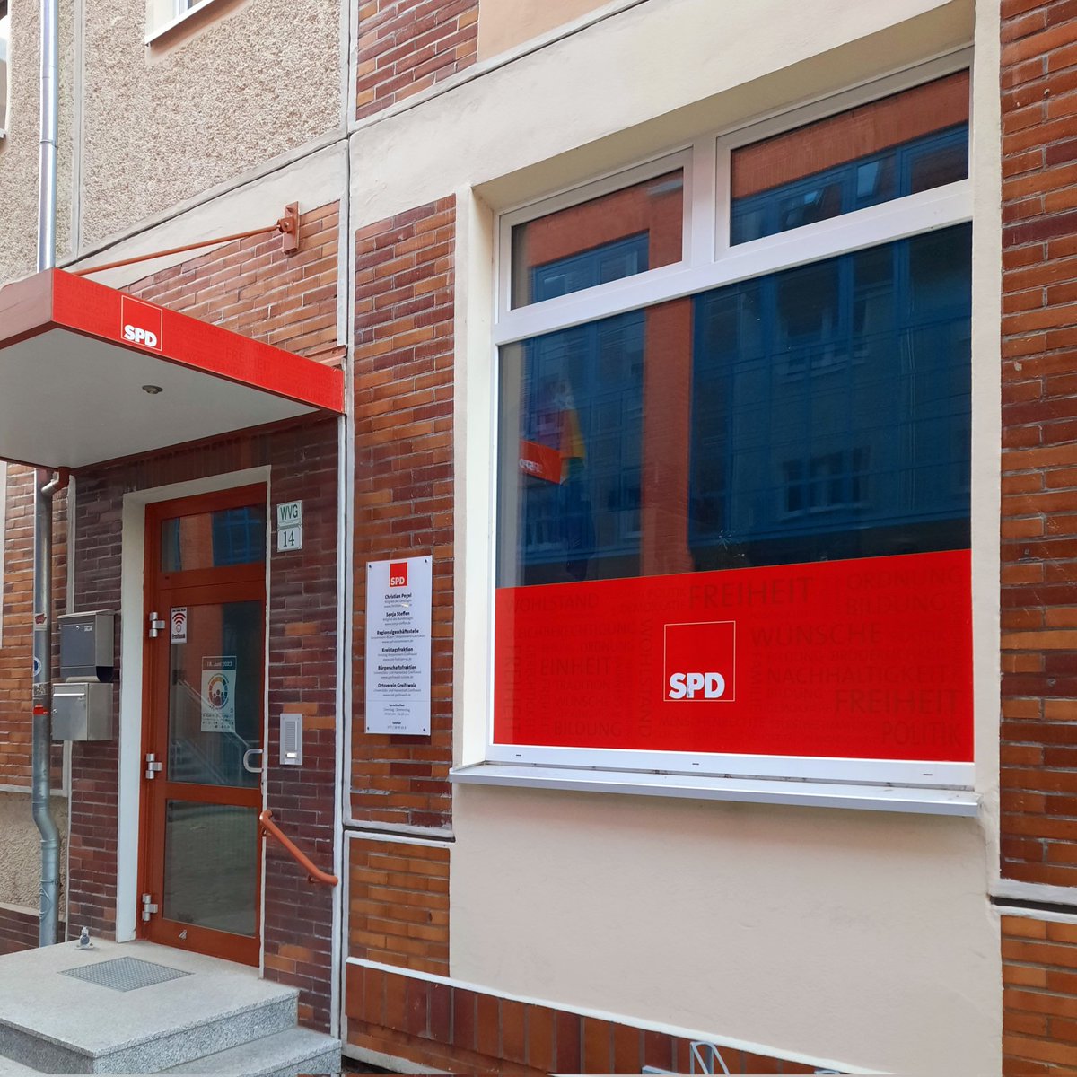 C_M_Kaiser's tweet photo. Abendliche Runde durch die alte Hansestadt #Greifswald am Rande der Tagung des #VndS . . . und was entdecke ich? #SPD #NäherDran #SozialePolitikFürDich 🌹 https://t.co/85y1tMIzZf