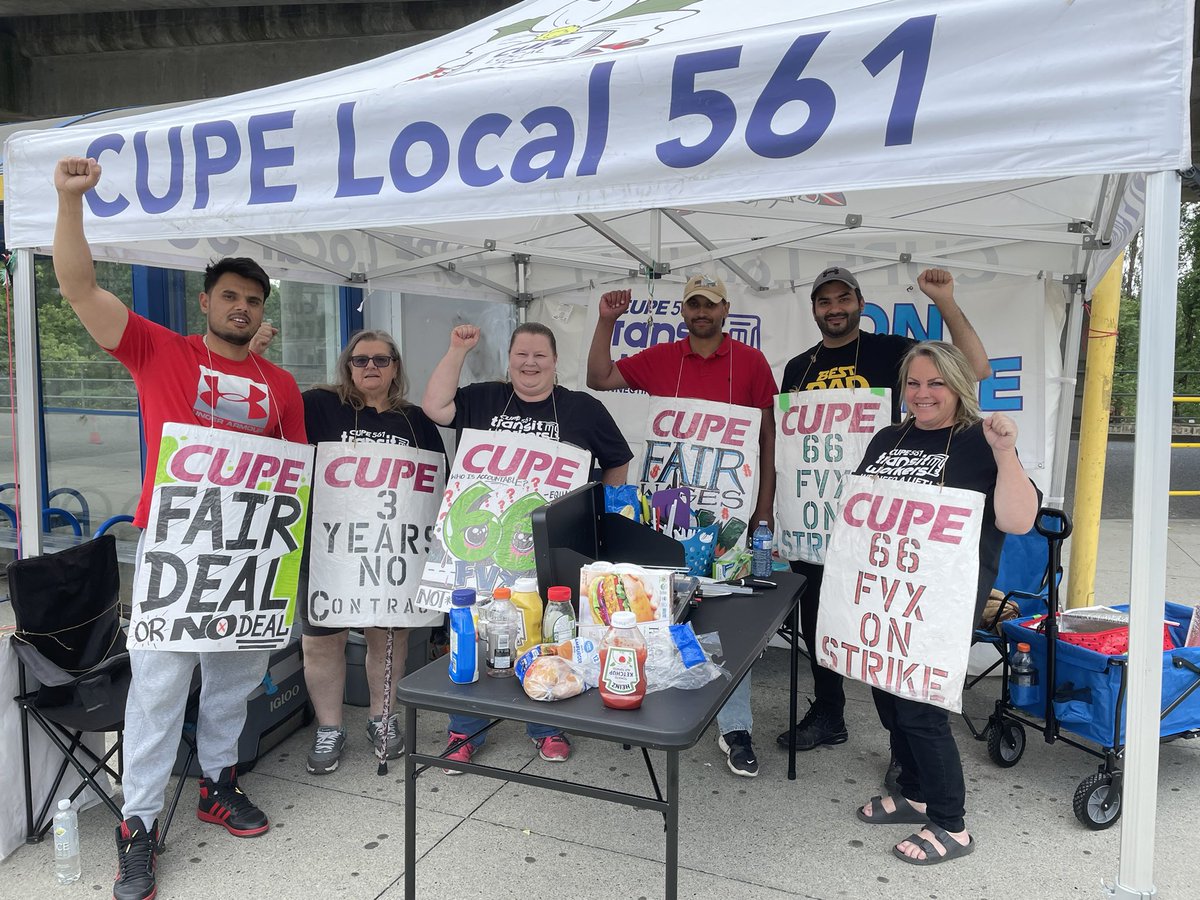 FVTransitStrike's tweet image. Day 72
Great day for a BBQ at Lougheed Town Centre Station! 

WeNeedALift.ca

@CUPEBC @cupenat @dgawthcupe
#MembersStrongOnTheLine #WeNeedALift #bcpoli #canlab #bclab #picketline #walktogether #fairdeal #busdrivers #BCTransit
#fightingforfairness 
#StrongerTogether