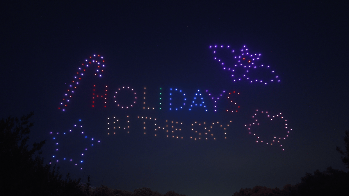 HolidayWorld's tweet image. Holidays In The Sky returns this season as a brand new show!🎄🎆🦃🎃  This festive display is now bigger and brighter with 400 total drones! You can catch this drone and firework specular daily, June 17 through July 30.
#holidayworld #fireworks #fireworkshow #drone #droneshow