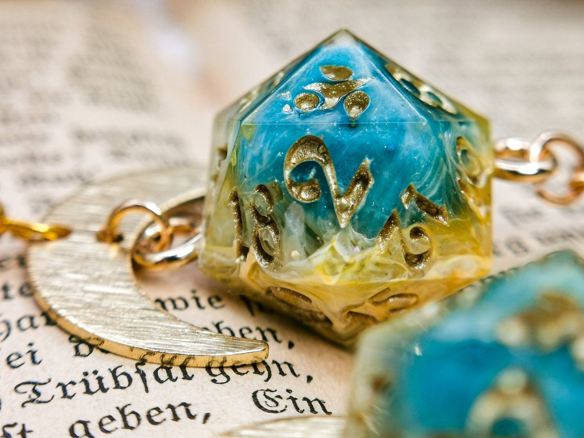 SpaethenArts's tweet image. Prism Moonbeam 🌙✨

d20 Earrings 
etsy.com/de-en/shop/Spa…

#dicegoblin #d20 #diceaddict #tabletoprpg