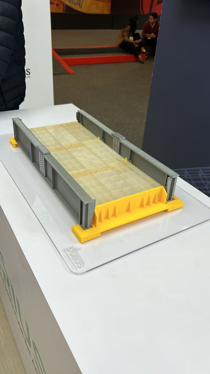 ACERARQSIRIUS's tweet photo. Así se ve un modelo a escala de nuestro puente modular en acero Sirius, un desarrollo que soñamos con que llegue a todos los rincones de Colombia para conectarla. Estamos en el pabellón 17 stand 1423A de #expoconstrucción @CorferiasBogota https://t.co/ZRfNOuAehK