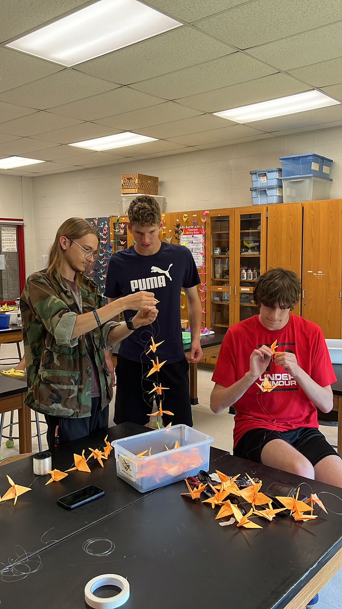 🎊 EHS Class of 2022 🎊shows up to assist with the 1000 paper crane project. This is why I ❤️Ellington! #Team <a href="/PeaceCraneProj/">Peace Crane Project</a> #Community