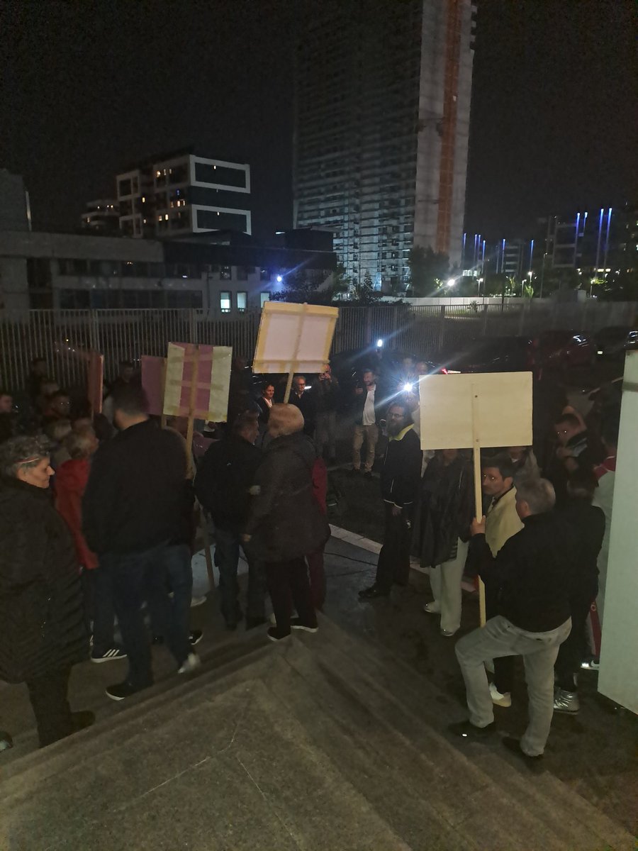 _GlobalFokus's tweet photo. Ne daju nam da izadjemo iz zgrade. Sat treci. https://t.co/JsmO4CSa9j