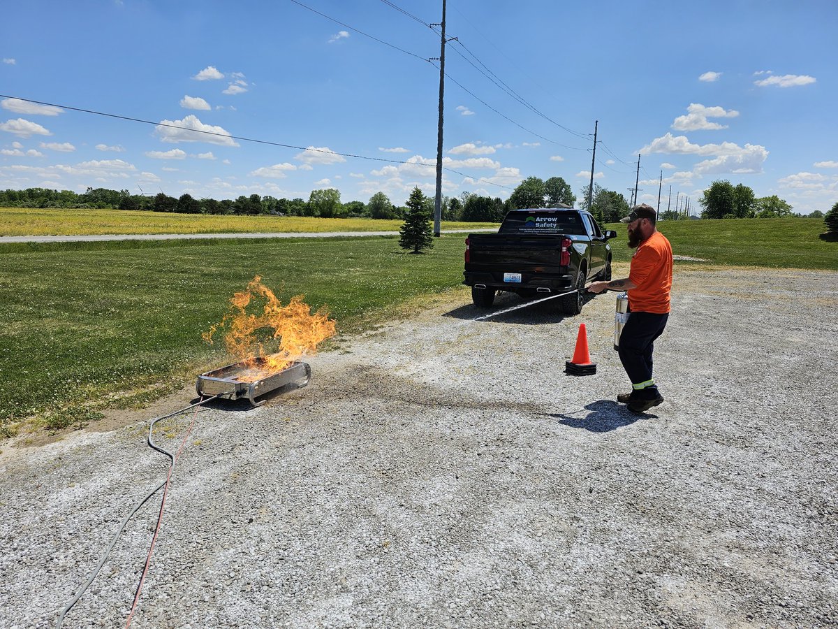 Nothin' like putting the wet stuff on the red stuff for the fine folks at @EnergyDevelop! 🔥🧯

#arrowsafety #safety #safetyconsultant #safetytraining #manufacturing #osha #glasgowky #louisville #kentucky #niosh #assp #construction #oilandgas #training #firesafety