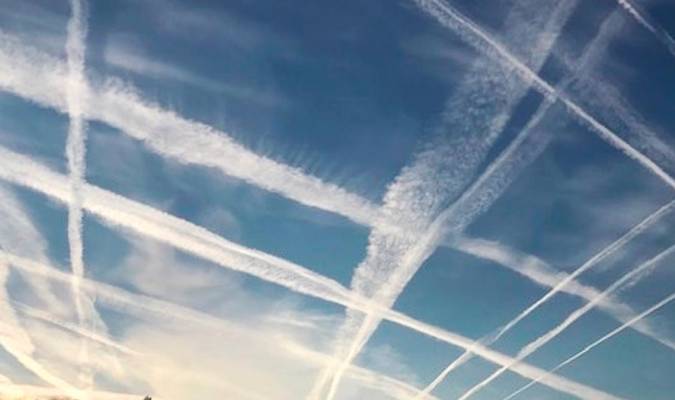 CSKALaropa2023's tweet photo. Así lucía el cielo esta tarde encima del Olympia Stadium.

Señores: nos quieren adormecer con químicos a la hora del partido.

CONTRA TODO Y CONTRA TODOS ✈☁️⛔

#chemtrails https://t.co/yqTlVT8ZDL