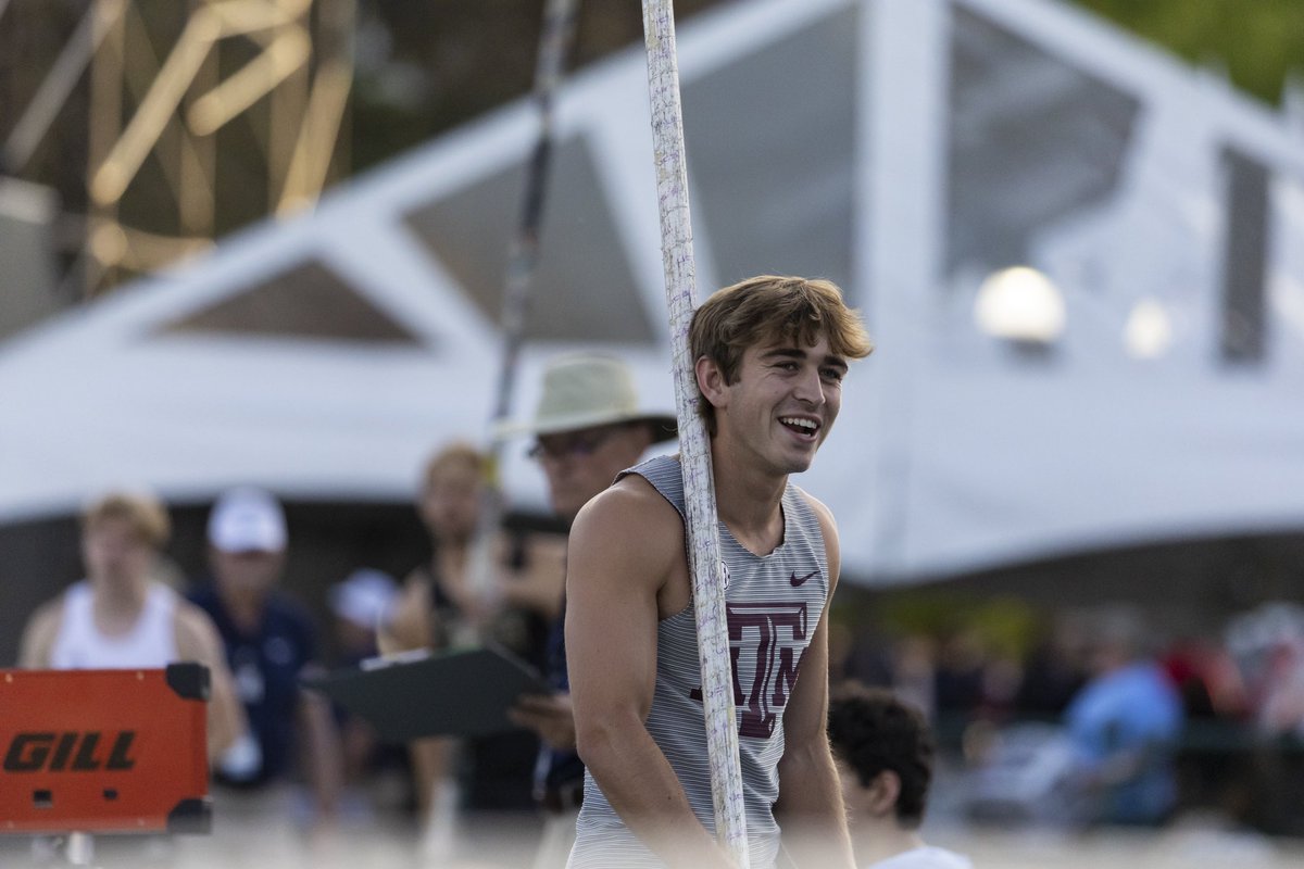 aggietfxc's tweet photo. All smiles from the Aggies 😁👍

#GigEm | @AggiePhotogs https://t.co/a3XYQ5VxPT