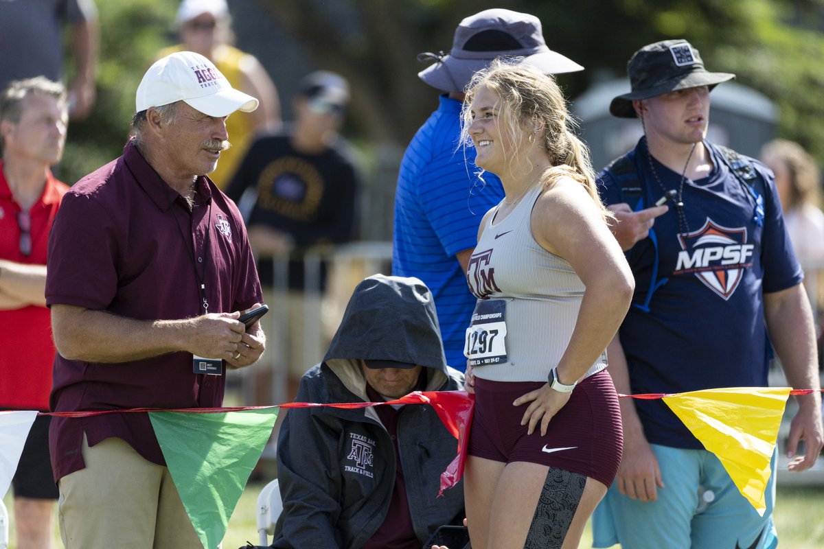 All smiles from the Aggies 😁👍

#GigEm | <a href="/AggiePhotogs/">12th Man Photo</a>