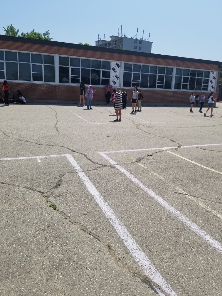 Developing leaders doesn’t need to be complex. Some amazing grade 6 students @NorthbraeKnight have taken on recess skipping, helping out our younger students while being positive role models. @TVDSBSafeSchool @TVDSB #buildingrelationships