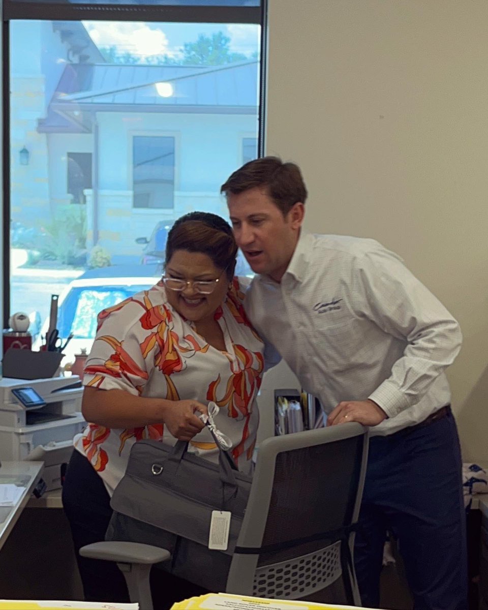 cavendercares's tweet photo. Time to CELEBRATE! 🎉 
One of our associates at our home office was a recipient of a San Antonio Auto Dealers Scholarship! 
Our team surprised her with a new laptop and gear to help her get started as she takes on her new journey studying Business Administration in Finance! 📚 https://t.co/hhvTWoA2P5