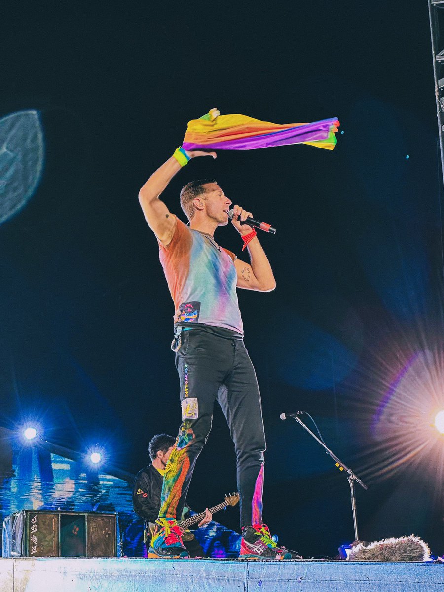 coldplayspain's tweet photo. Chris Martin en #ColdplayBarcelona ❤️🧡💛💚🩵💙💜 | via @epaloupol https://t.co/YC5j6JMNfc