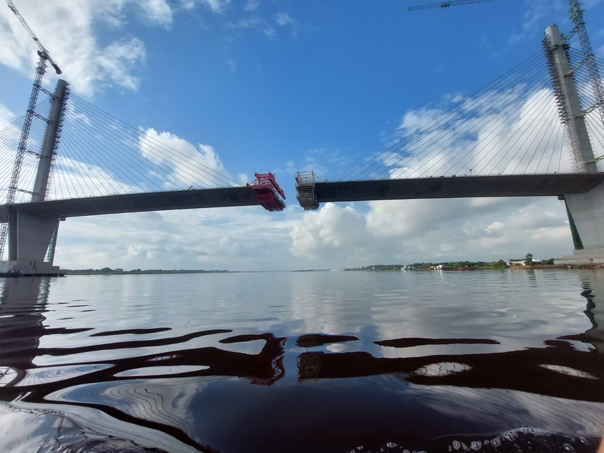 Comenzamos la cuenta regresiva en los tres puntos de unión del Puente Héroes del Chaco. Hoy, nuestro carro de avance ya está a centímetros del viaducto, lado Chaco'i. Muy cerca de conectar al Paraguay con el mundo!