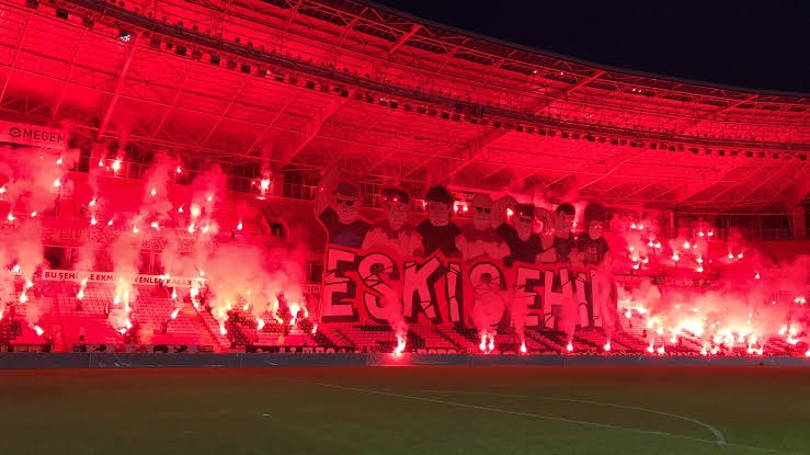 Maçına gitmedikleri takımı, stadını görmedikleri takımı, tarihini bilmedikleri takıma şampiyon oldu diye kutlama yapıyorlar bu şehirde yaşayıp bu şehire ihanet ediyorlar. Biz iyi günde değil kötü gününde de tutuyoruz bambaşka bir mesele iyi ki eskişehirsporluyum.