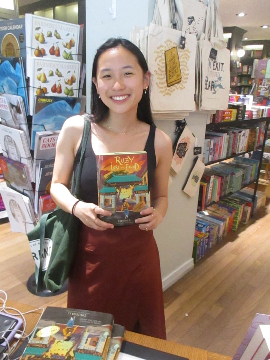 Author @CLiwrites stopped by and signed copies of her new kids' chapter book, #rubylostandfound @KirkusReviews gave it a starred review, calling it 'empathetic and emotionally intelligent.' #kidsbooks #childrensbooks #books #signedbooks