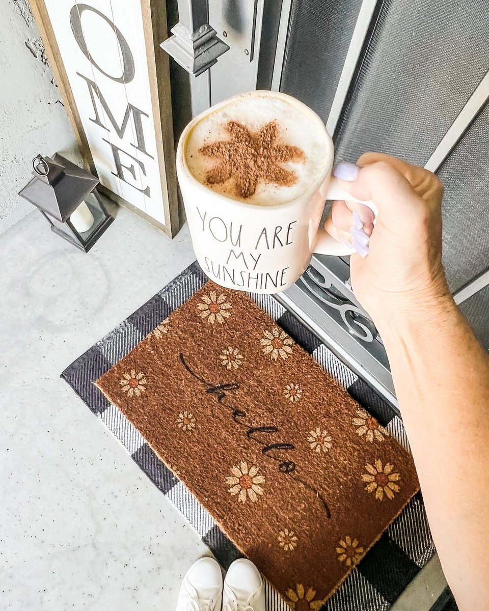 doormats's tweet image. Our doormat "Blooming Hello" has been our best-seller mat by far this spring season! How cute is this design? 🌼⁠
⁠
📷️@mycozyhomeandcoffee⁠
⁠
#blooming #hello #welcomemat #doormat #homedecor