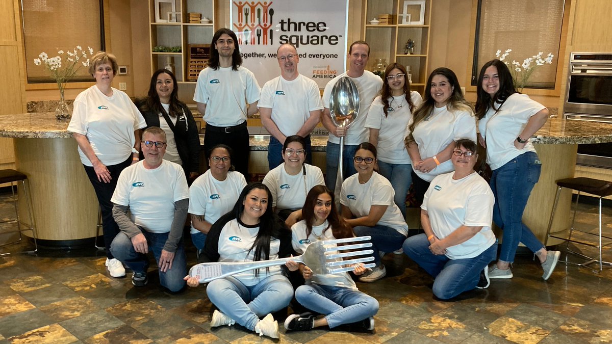 CreateCreditU's tweet photo. TEAM: #TeamCCCU teamed up at @threesquareLV to help pack 2,800 @CathCharitiesLV Meals on Wheels produce bags for seniors who are food insecure and hungry in our community.
#TeamTuesday #Community #CUDifference #HungerFreeSNV https://t.co/PPF3eeLDDk