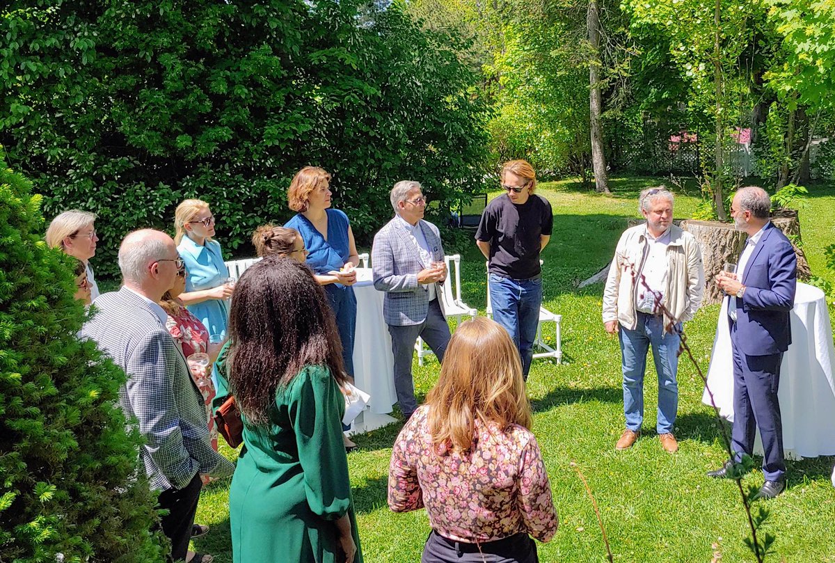 FranceQC's tweet photo. À midi @_F_Sanchez et @Ondoa_Abeng recevaient la délégation française #numixlab à la résidence de #france @prixnumix @xnquebec @mcqorg @mnbaq pour célébrer les créateurs de contenus numériques #AIFQ https://t.co/JJFXajhtBX