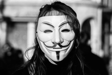 SECGirlOpiran's tweet photo. من #AnonymousGirl بعد از آن روزهایی که تنها برنامه ریزیام برای مبارزه کف خیابان بود
بعد از آن روزهایی که پا به پای پسرای کف خیابان با سرکوبگرها مبارزه میکردم
بعد از آن شب هایی که برای فرار از دست سرکوبرگرها تا نزدیک های صبح در خانه های نیمه کارِ با استرس خودم را قایم میکردم🔽 https://t.co/1QGRpn8Rpj