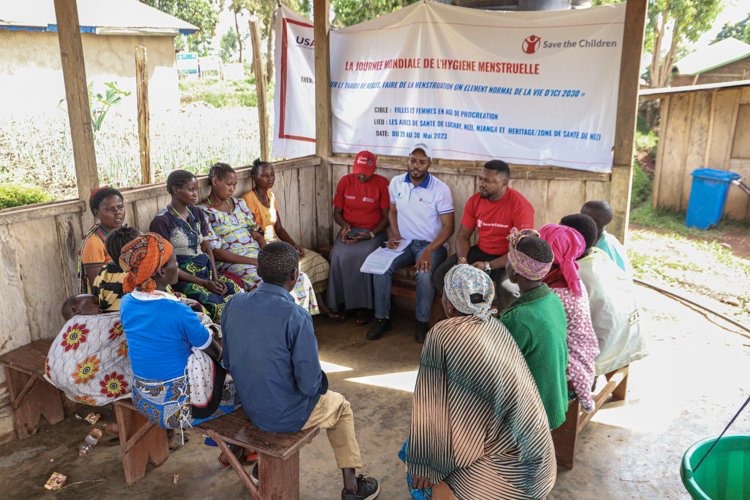DRC_sci's tweet photo. À l'occasion de la célébration de la journée mondiale de l’hygiène menstruelle, nous avons organisé des focus groupes, des sensibilisations et avons distribué de près de 470 kits hygiéniques aux femmes et jeunes filles déplacées en #Ituri pour leur usage dans la dignité https://t.co/8m9cbEBti5