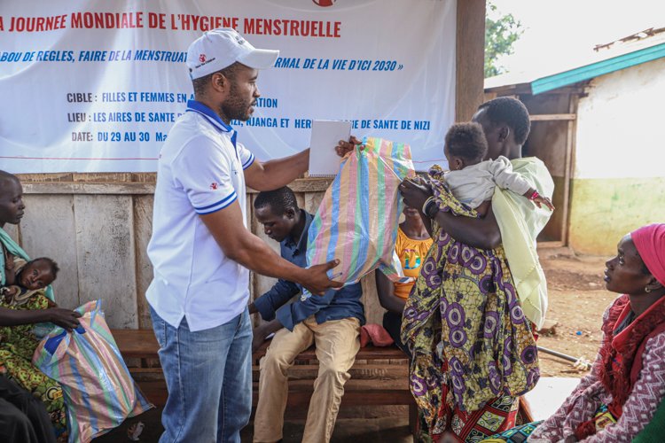 DRC_sci's tweet photo. À l'occasion de la célébration de la journée mondiale de l’hygiène menstruelle, nous avons organisé des focus groupes, des sensibilisations et avons distribué de près de 470 kits hygiéniques aux femmes et jeunes filles déplacées en #Ituri pour leur usage dans la dignité https://t.co/8m9cbEBti5