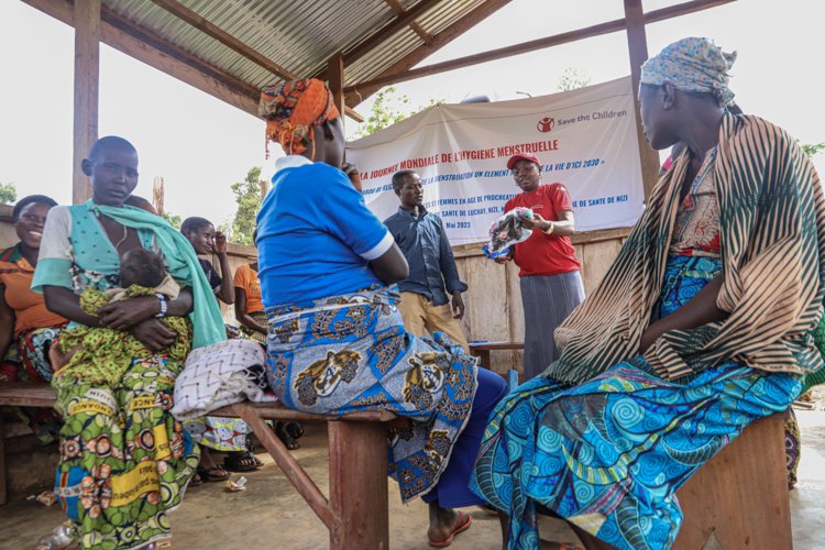 DRC_sci's tweet photo. À l'occasion de la célébration de la journée mondiale de l’hygiène menstruelle, nous avons organisé des focus groupes, des sensibilisations et avons distribué de près de 470 kits hygiéniques aux femmes et jeunes filles déplacées en #Ituri pour leur usage dans la dignité https://t.co/8m9cbEBti5