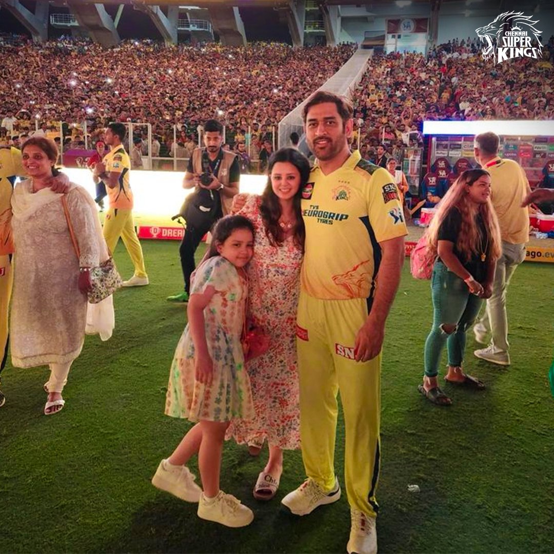 ChennaiIPL's tweet photo. Dandelions and Daddy Lion! 🦁💛

#WhistlePodu #Yellove 
📸 : @SaakshiSRawat https://t.co/Ygs8D4gmqe