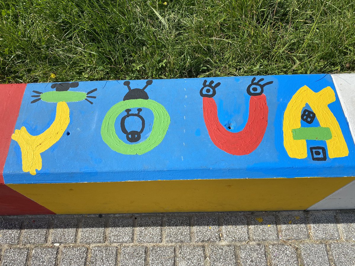 ageem_10's tweet photo. C’est reparti mon kiki ! Après la #fresque an 1 (juin2022) avec Sebastien et la suite en septembre pour peindre les cases restantes ) on attaque les #graphismes à partir des dessins des #enfants ! Ça va bouger ( à suivre !) #école #maternelle et les anciens GS partis au CP aussi https://t.co/5k7vJYB2F7