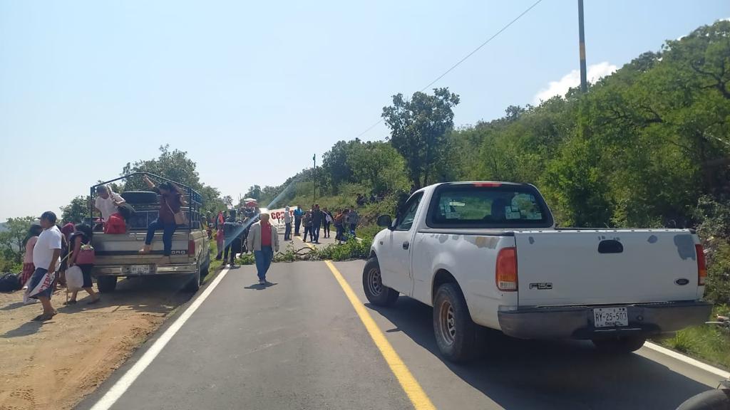 CentralQNoticia's tweet photo. #AlertaVial |200 personas de diferentes poblaciones del distrito de #Miahuatlán de Porfirio Díaz pertenecientes a la #CODEDI bloquean la carretera 1940 ruta 175 km 108 paraje "Cerrito de Tamazulapam". Solicitan demandas de justicia y programas sociales.
@PolVial_GobOax
#CentralQNoticias #Noticias #Oaxaca