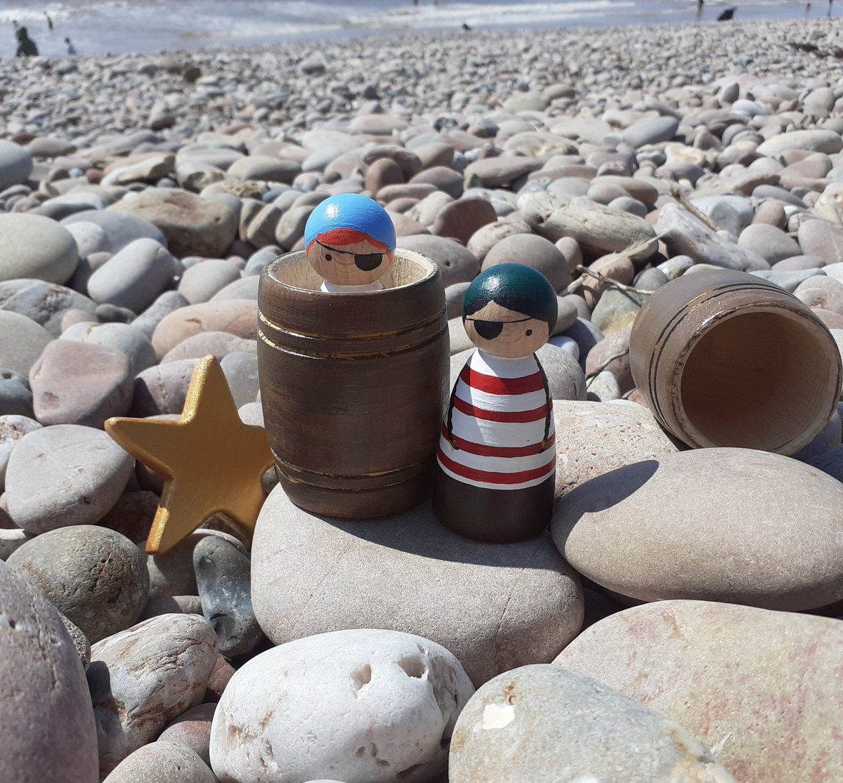 What lovely weather we are having 🌞 
My pirate pals are also enjoying themselves this half term! ☠ 🏴‍☠️ 🦜 
These two P I R A T E S  will be having a rest in my @buyindie store tonight 👇🏻
buyindie.co.uk/store/littlemi…
#piratefun #pirateplay #HalfTerm #shopindie