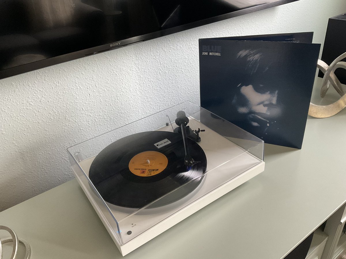 rayfundora's tweet image. It’s a @jonimitchell kind of day 💙
#JoniMitchell #BlueAlbum #vinylrecords #vinyl #rocknroll #70smusic