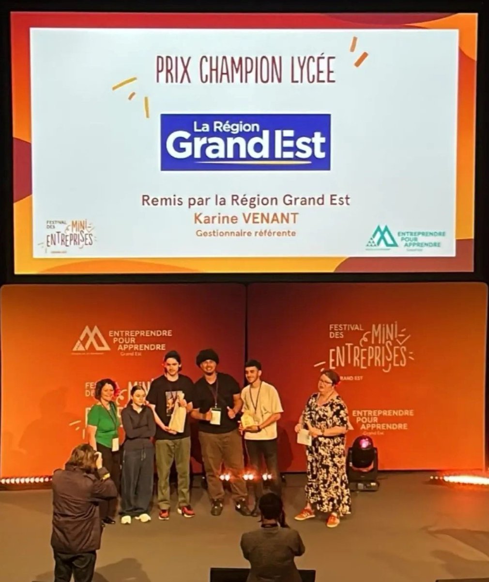 LyceePointet's tweet photo. Nos élèves ont remporté le grand prix lors du Festival des mini-entreprises @EPAGrandEst  à Colmar le 23 mai ! Résultat d'un long travail mené durant l'année scolaire avec leurs professeurs en co-intervention. 
@acstrasbourg @OlivierFaron #voieprofessionnelle #chefsdoeuvres https://t.co/B0bawkB9F8