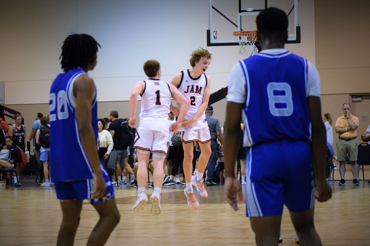 Love this pic.  16U has the luxury of having 2 PGs on the floor &amp; they feed off of each other.  Both have been filling up stat sheets all Spring.  Excited to see them continue to grow.  <a href="/bLakereynolds_3/">Blake reynolds</a> &amp; <a href="/wilmes_hank/">Hank Wilmes</a>.  <a href="/WintersetHoops/">Husky Hoops</a> <a href="/earlhamathletic/">Earlham Athletics</a> <a href="/RL_Hoops/">RecruitLook Hoops</a> @NXTPROIA