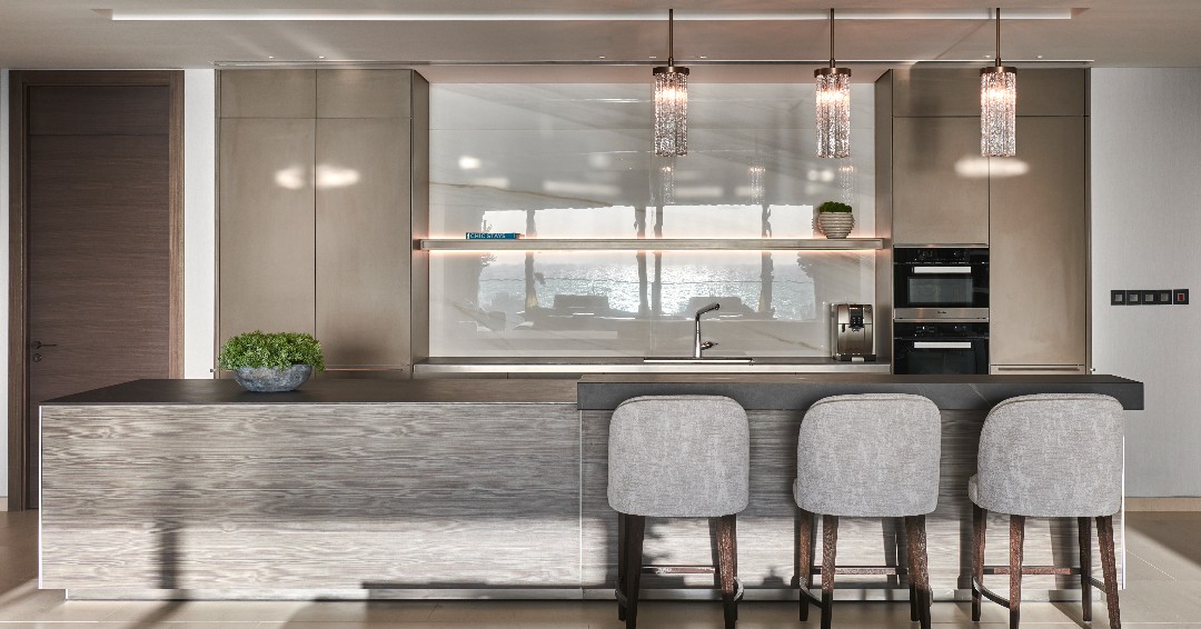 A dream kitchen from @lumi.interiors featuring three of our most popular products; the Small Circular Pendants from the Retro Murano collection.
•
3 different metals, 5 different glass finishes!
•
Head to our website to see more.
