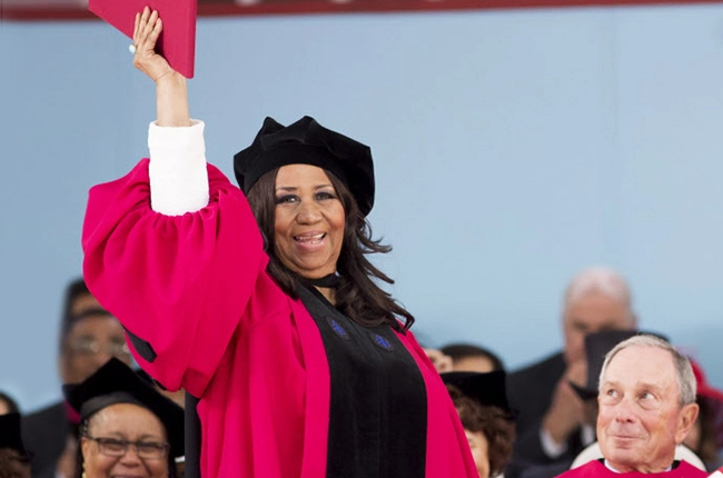Nine years ago, Aretha Franklin received an honorary degree from Harvard University. The Soul legend became an honorary Doctor of Arts at the Harvard ceremony after canceling a string of dates due to ill health. #MusicIsLegend