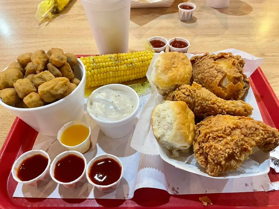 oh my. mouth. watering. this is so much happiness in one picture. 🐔🤩🎉
#gills, #friedchicken, #family, #goodfood, #goodcompany