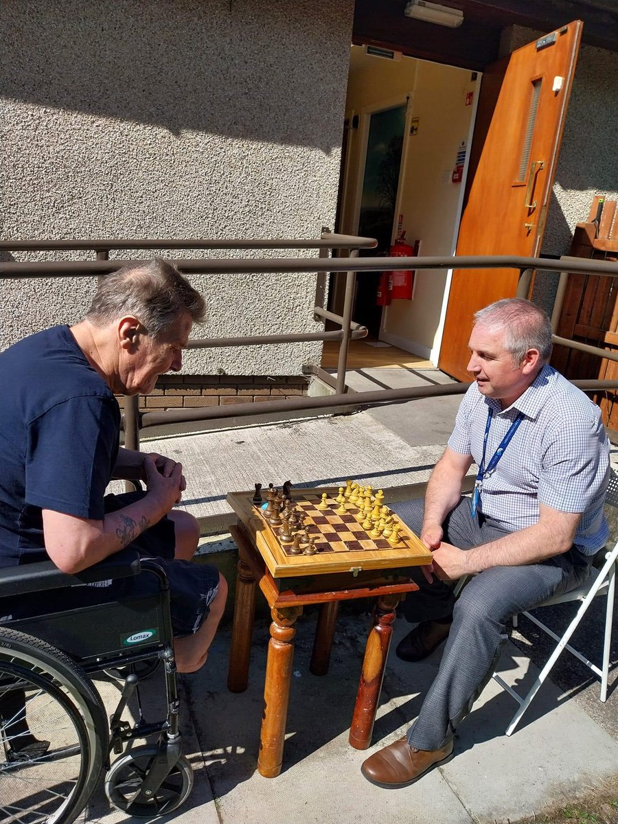 After an informative managers meeting it was time for a quick game of chess out in the Harris garden. I lost incase anyone asks 😥 #chess #onetoone #mentalstimulation #badloser @DochertySuzanne @AlyMcKechnie @HazelDunsmuir @FifeHSCP