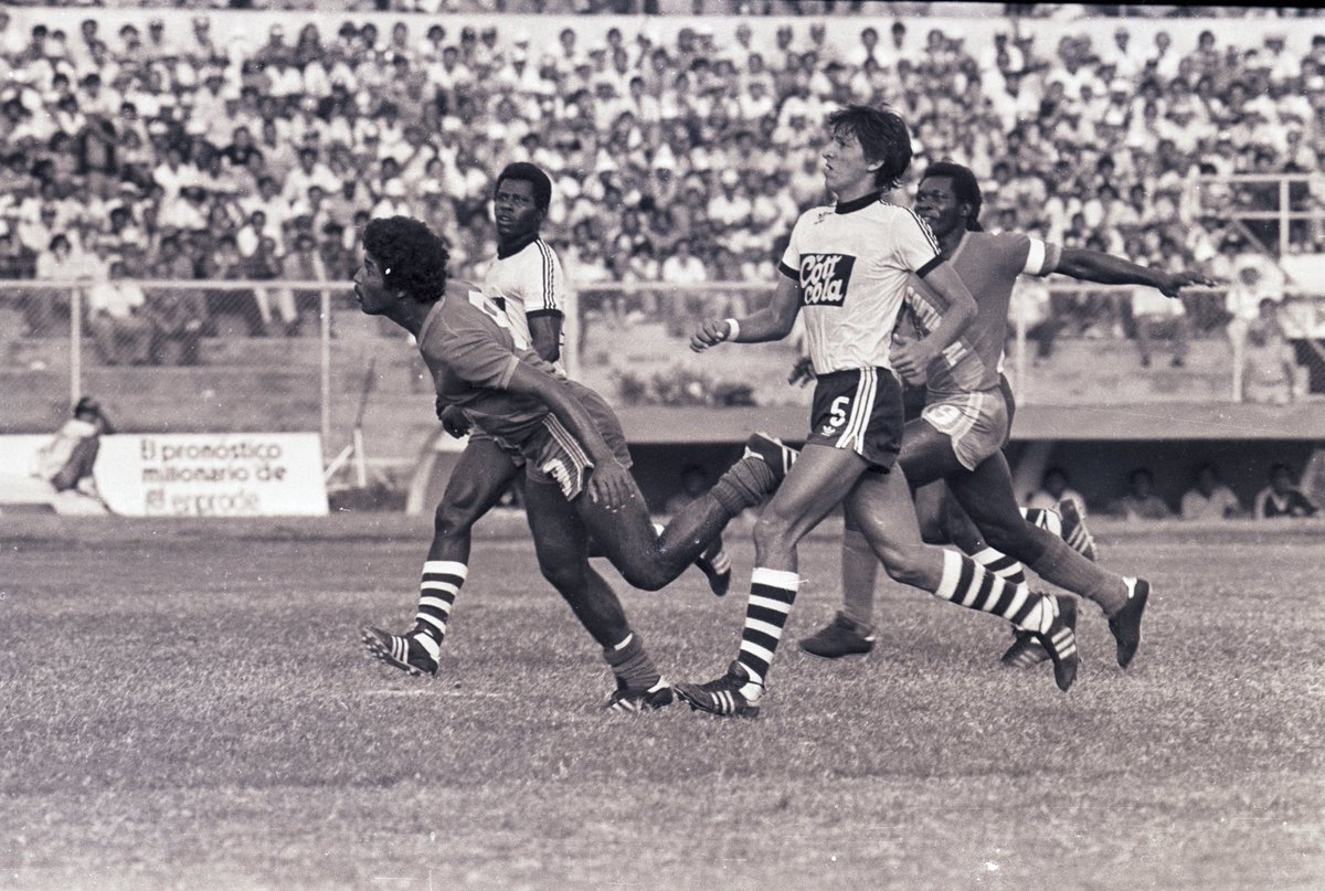 📆 30 Mayo 1982. 🏆 Campeonato Nacional. 🏟 Estadio Modelo. ⚡️ Emelec 0 x 0 Nueve de Octubre. Jugadas 14 fechas, Emelec conseguía su 2do empate y acumulaba 6 triunfos. Seguía en la 4ta casilla de la tabla. En ese 1982 los “eléctricos” no pudieron ganarle a los “octubrinos”.