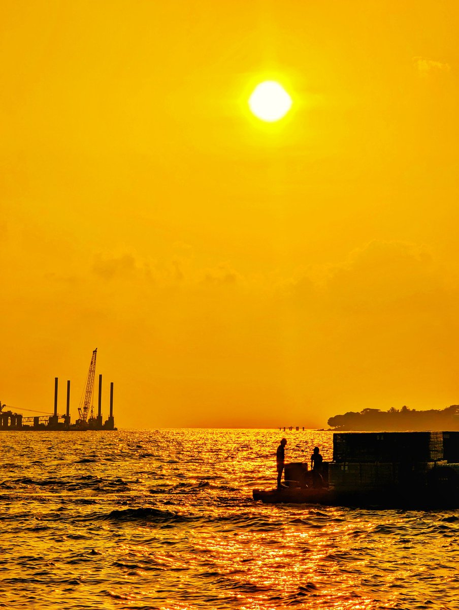 Boatmen @ Sunset 

Indian Ocean, Maldives

#TeamPixel #SeenOnPixel #yourshotphotographer