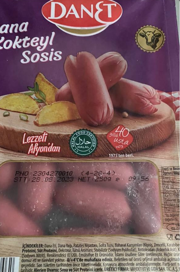 Helal sertifikalı olduğu beyan edilen sosis içeriğinde renklendirici olarak E120 koduyla Karmin bulunuyor.
Karmin, böceklerin ezilmesiyle elde edilen ve helal yönüyle tartışmalı bir renklendirici olarak biliniyor.
#NeYediğiniziBilin