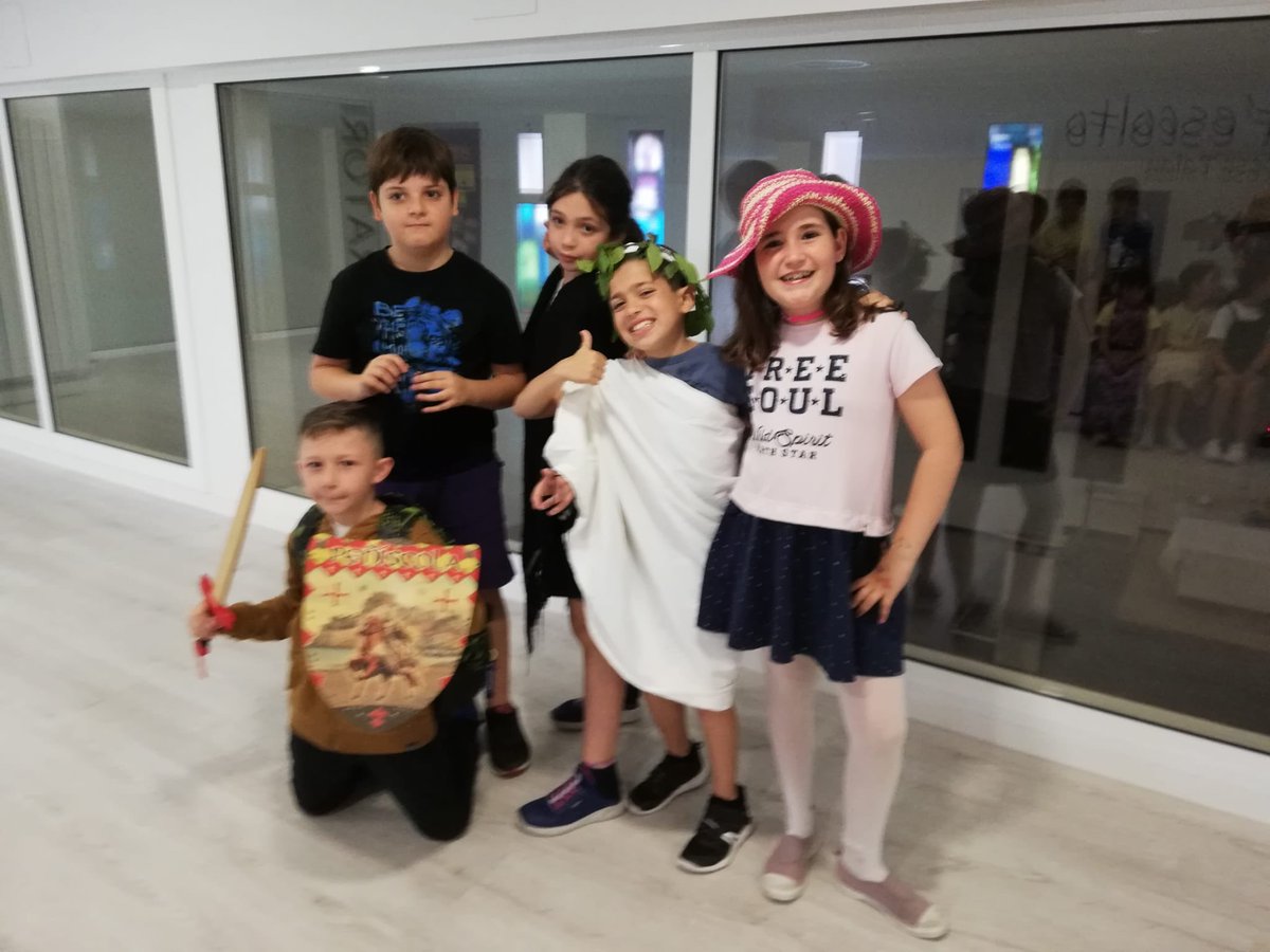 nuriamescolamdc's tweet photo. Avui a Castellà: ¡Arriba el telón! "Agatone y la Quimera" sou uns artistes!!😍🤩🏺📽️ https://t.co/DMXgqwAIVk