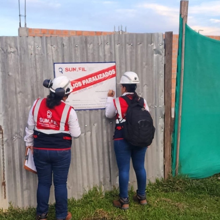 SunafilPeru's tweet photo. 📍 En #Loreto, paralizamos los trabajos de excavación e instalación de ductos en la calle Bolognesi con Sánchez Cerro, en la ciudad de #Caballococha, por no proveer de equipos de protección personal y exponer a riesgo grave a más de 20 trabajadores. https://t.co/JZzXdOFBGB