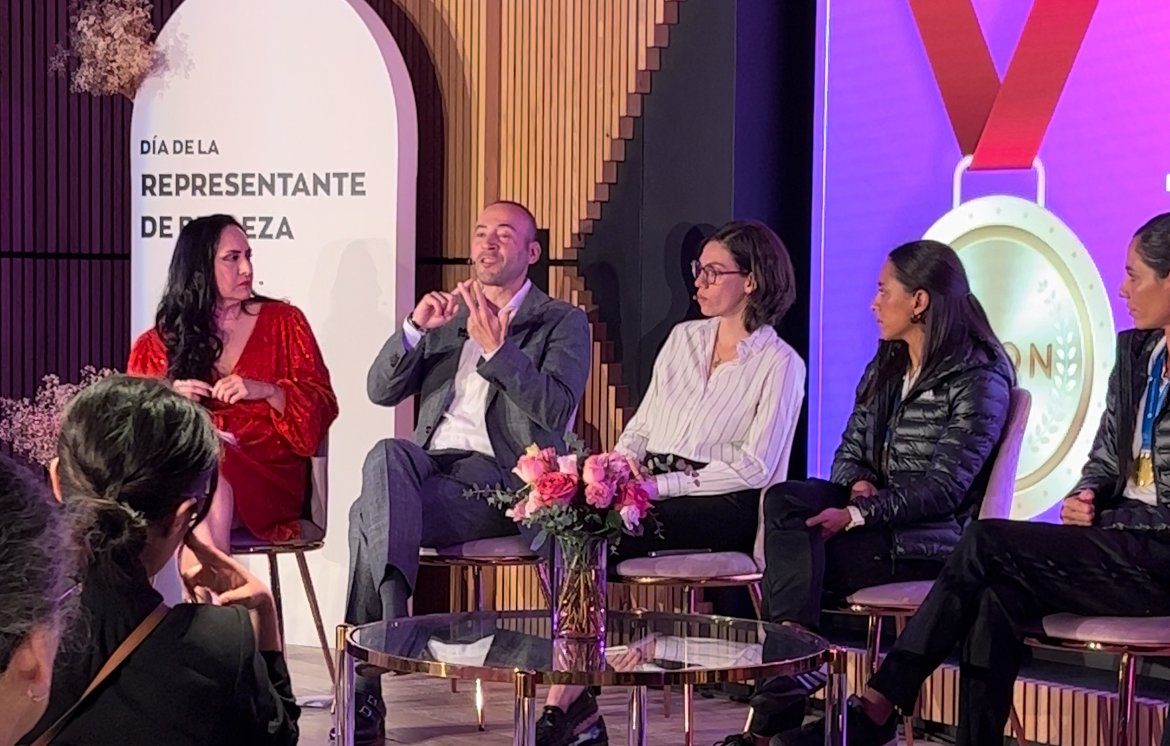 Carlo Ledezma, conferencista y consultor. "Es crucial para el futuro de la venta directa, que tenga la capacidad de transformarse, no como un reemplazo sino como una adición." #DíaDeLaRepresentante2023 #TodasSomosCampeonas