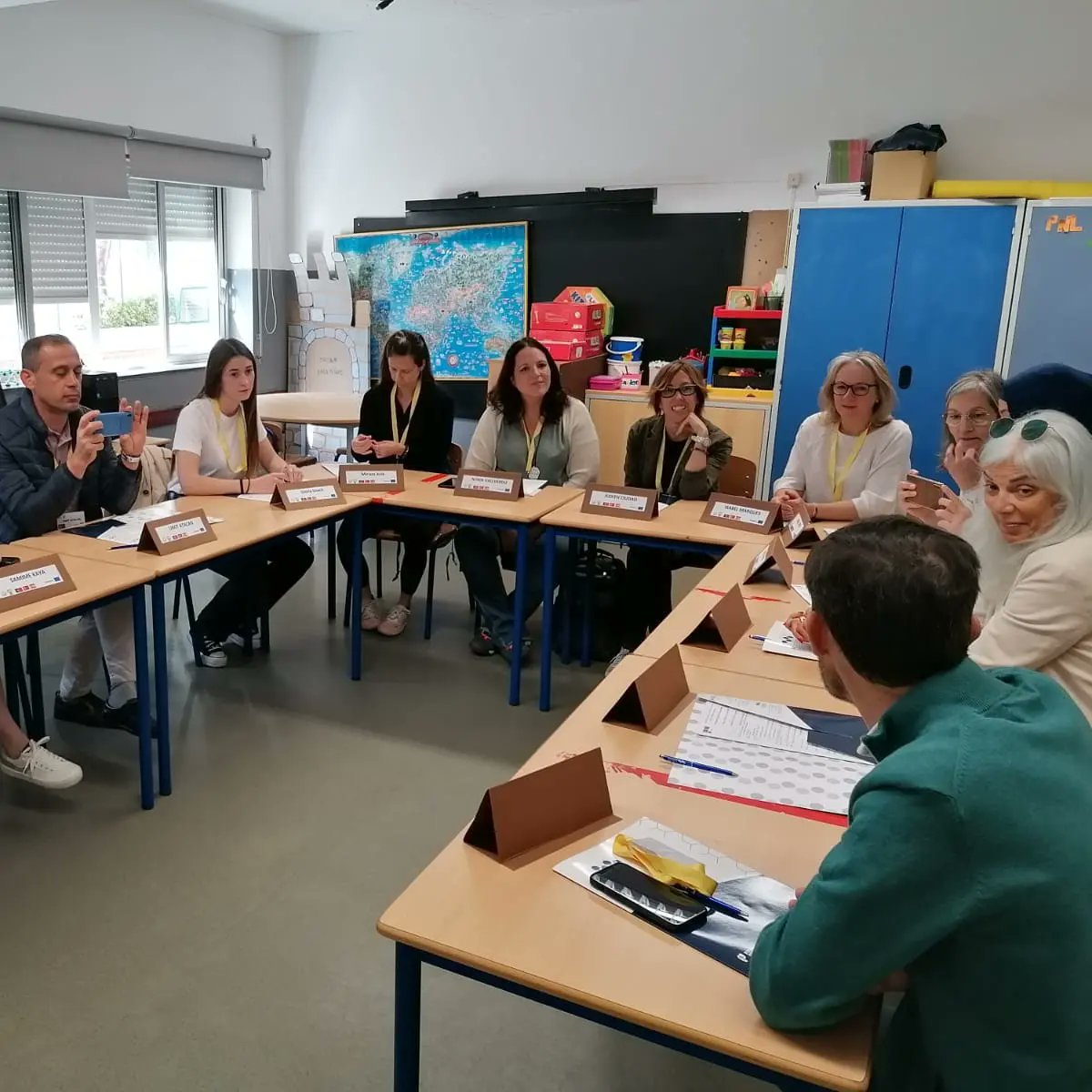 ErasmusMFortuny's tweet photo. 🇵🇹 Aprenent molt de les companyes de #Portugal de l'agrupamento Doctor Antonio Augusto Louro😀
Primer dia de descobriment a l'escola Casal do Marco gràcies a la mobilitat de @EduMobils
Compartint diferents  i la manera de treballar amb els dispositius mòbils. https://t.co/kV9PW0ZKRg