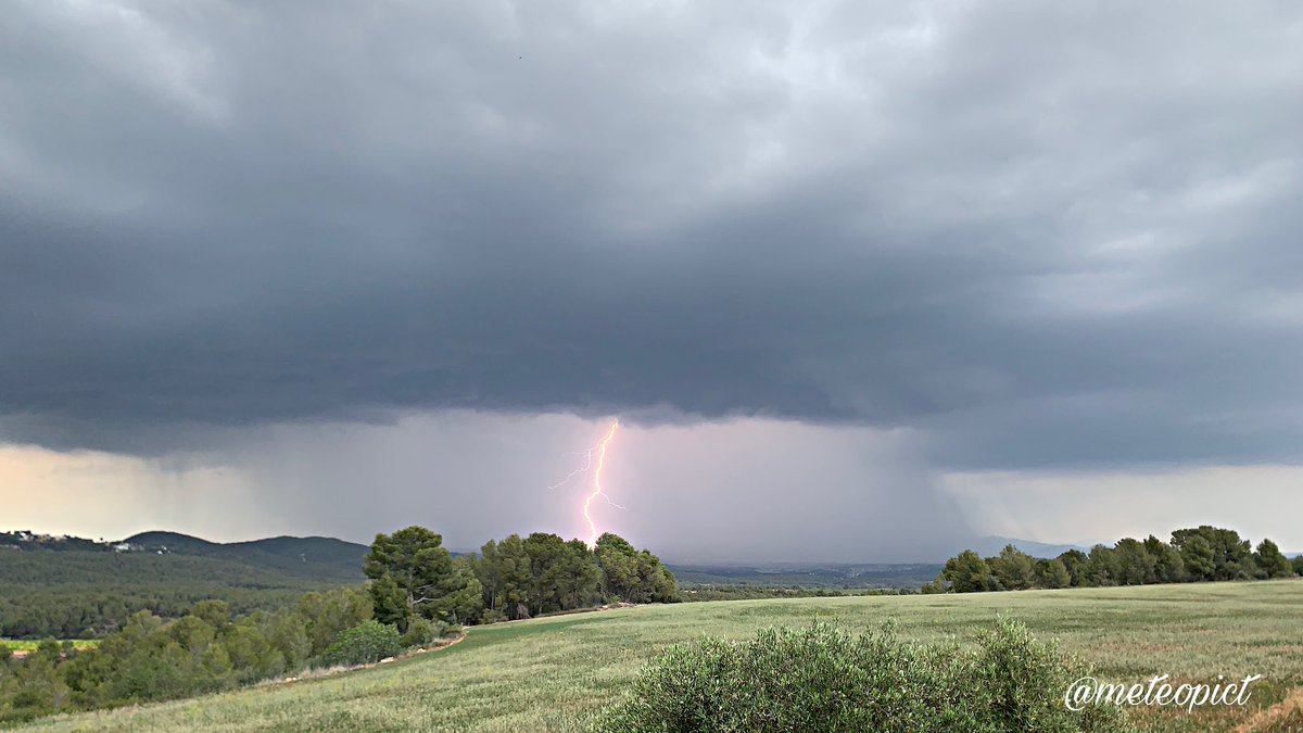 ⚡️Tempesta acostant-se. #meteopict #eltempspict #eltempstv3 #eltemps #meteo #meteosqm #tempesta #llamp #penedès #altpenedès