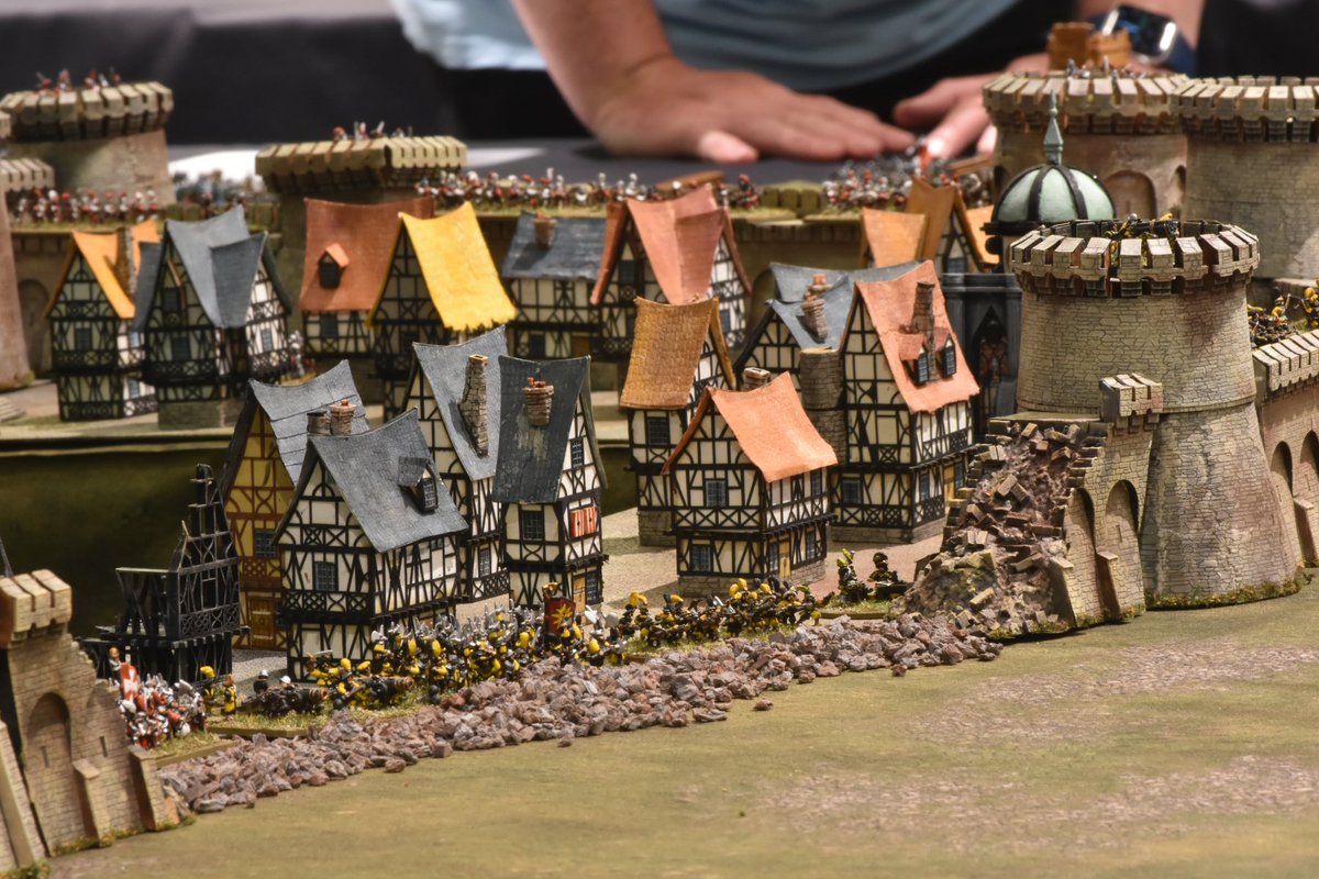 Some mid-battle shots from the Siege of Altdorf on the weekend. Many more pics from #kublacon on Jay’s blog. jayswargamingmadness.blogspot.com/2023/05/kulbac…